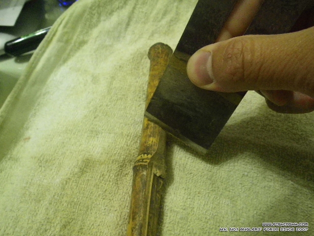 用工具挖走表面層衣