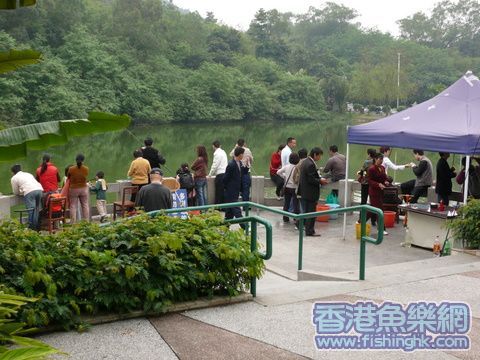 這是白雲山的一個釣點我企了十多分鐘都無人上魚
