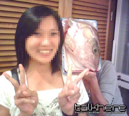 一名路過的自由行還跟兇手合照！