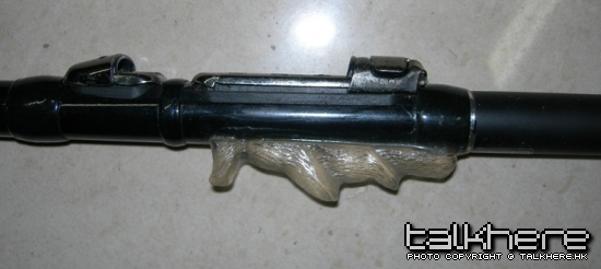 用水晶膠板雕刻了一隻水獺, 再用二合一水晶膠沾在竿上