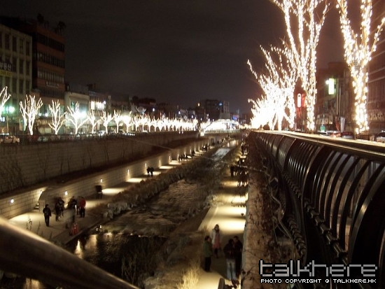 800px-Seoul_Cheonggyecheon_at_night.jpg