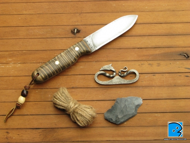 bushcrafter_knife_flint_striker_1024.jpg